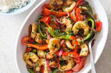 Γαρίδες με πολύχρωμες πιπεριές